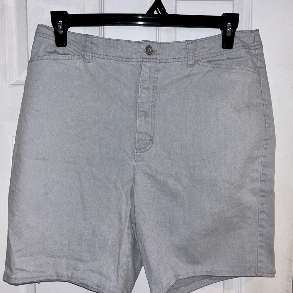 Gloria Vanderbilt Gray Purple Stitch Hi Rise Shorts. Size 18